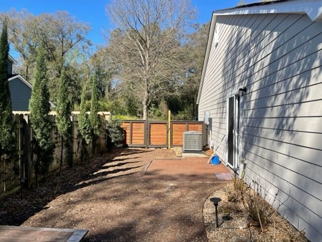 Building Photo - 1086 Secessionville Rd