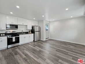 Building Photo - 3411 1/4 Glenalbyn Dr