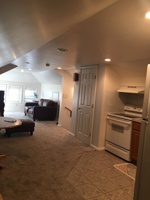 1628 Quarrier St Unit Apartment D, Charleston, WV 25311 Room for Rent