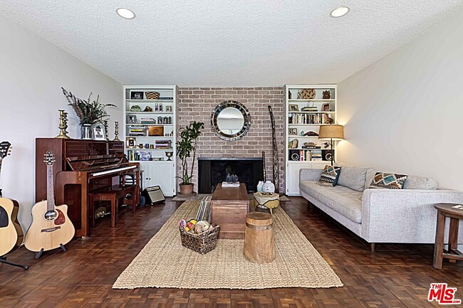 Building Photo - 1311 Las Pulgas Rd