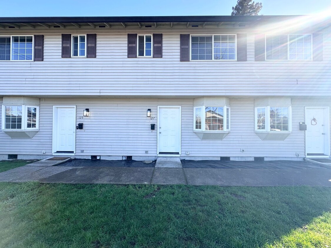 Primary Photo - Newly Remodeled 2 Bedrooms 1.5 Baths in Gl...