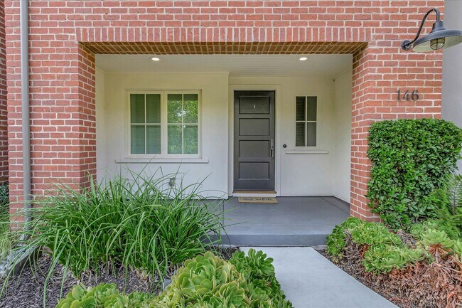 Building Photo - Beautiful Tri-Level 4 bedroom, 3.5 Bathroom, 2,150 SqFt Home in Downtown Campbell!