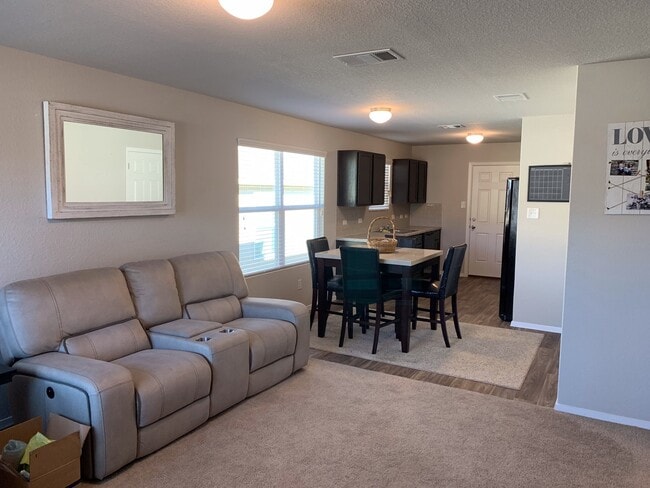 Building Photo - CUTE ONE STORY HOME FEATURING 3 BEDROOMS /...