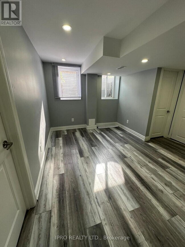 Building Photo - 1412 Sycamore Garden