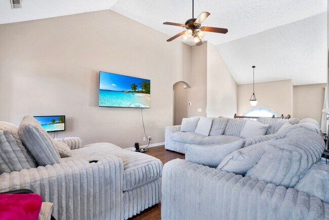 Foto del edificio - Welcome to Chinook Haven – Your Spacious R...