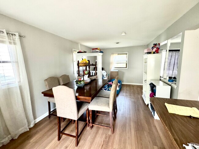 Spacious Family Dinette/Family Room - 6422 W Verona Ct