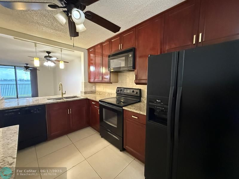 Foto principal - 110 Lake Emerald Dr