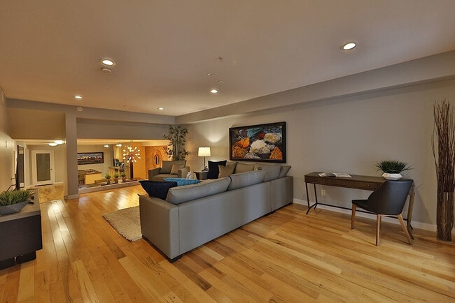 Building Photo - 10154-10103 103 St NW