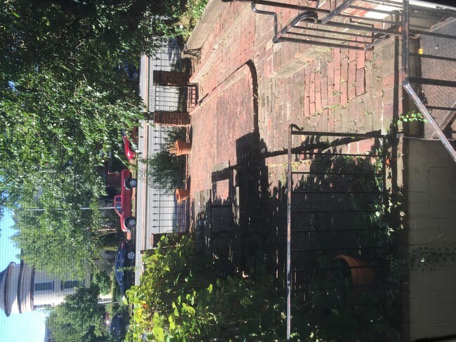 Foto del edificio - 813 Maryland Ave NE