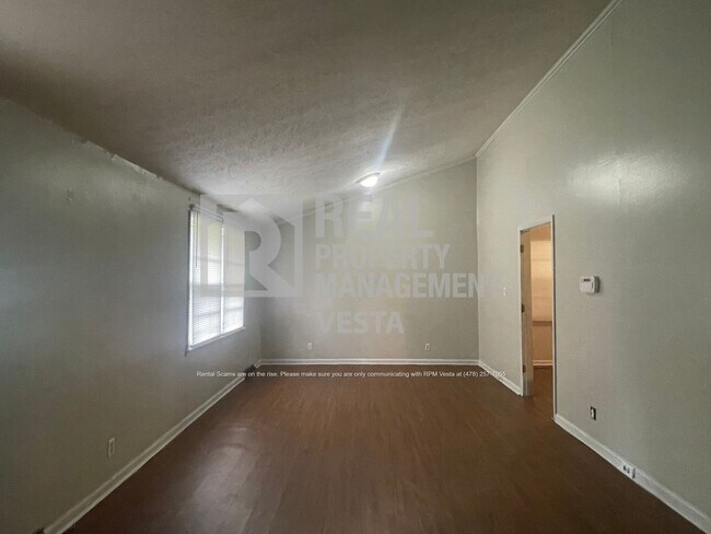 Building Photo - Solidly Built Three Bedroom House in West ...