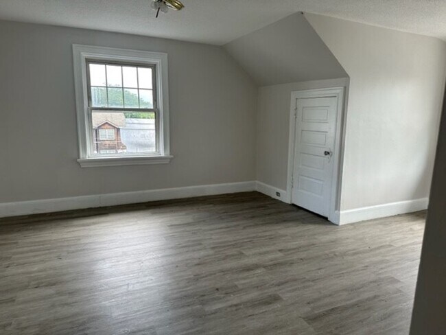 Building Photo - Introducing a cozy and convenient studio a...