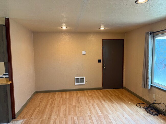 Foto del edificio - 1 bedroom, 1 bath duplex in Springfield!