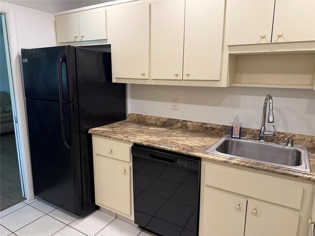 Foto del edificio - 245 Center Rd