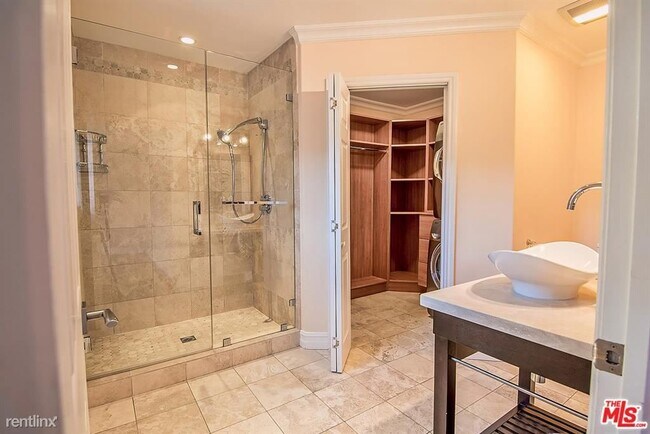 Foto del edificio - 3 br, 2 bath Condo - 530 N Bronson Ave