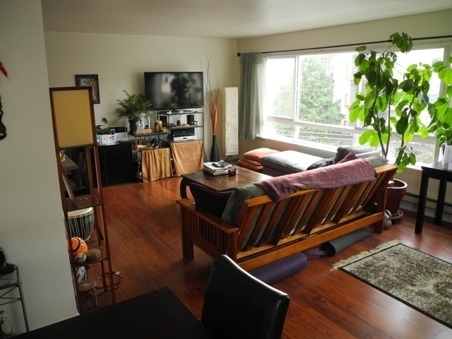 Building Photo - Spacious 2 bedroom with hardwood floors. W...