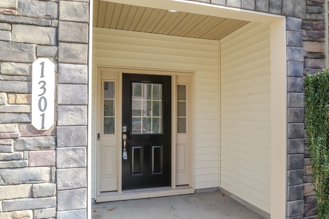 Building Photo - End unit Townhome near DT Raleigh