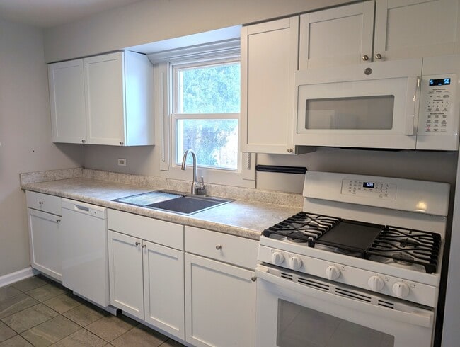 Building Photo - 950 N Brainard St
