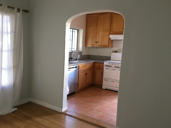 Kitchen w Stove - 1610 Washington Ave