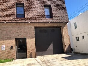 Building Photo - 38 Sintsink Dr E