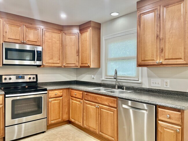 Foto del edificio - RANCH WITH LOADS OF STORAGE!