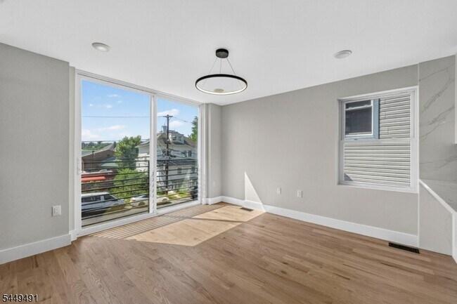 Foto del edificio - 62 Hillside Ave