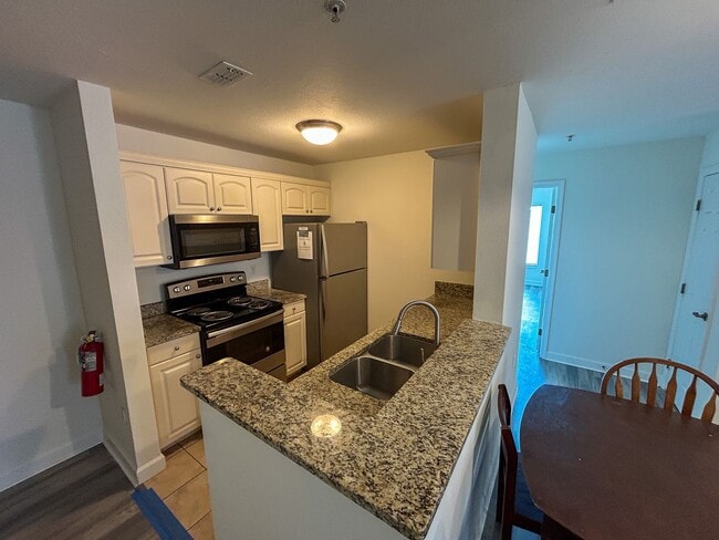 Building Photo - Oxford Terrace II #404 - Walk to UF and So...