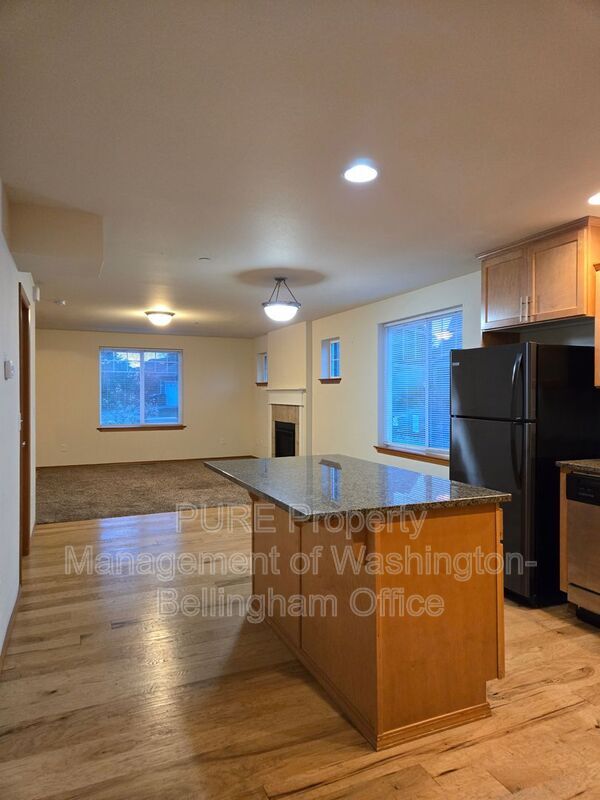 Foto del edificio - 4325 Larch Ln