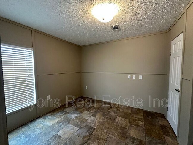 Building Photo - 8086 Heck Dr