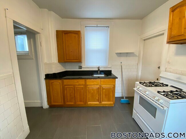 Foto del edificio - 1377A Commonwealth Ave