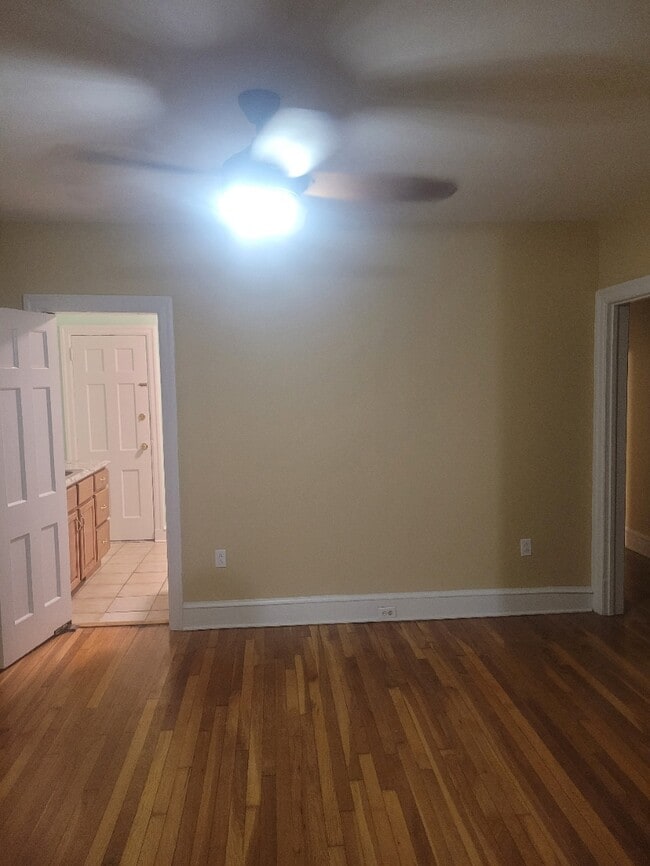 Apt dining rm / kitchen entryview / - 7009 McCallum St