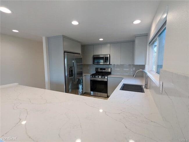 Building Photo - 3 br, 2 bath Duplex - 2600 Bayside Dr