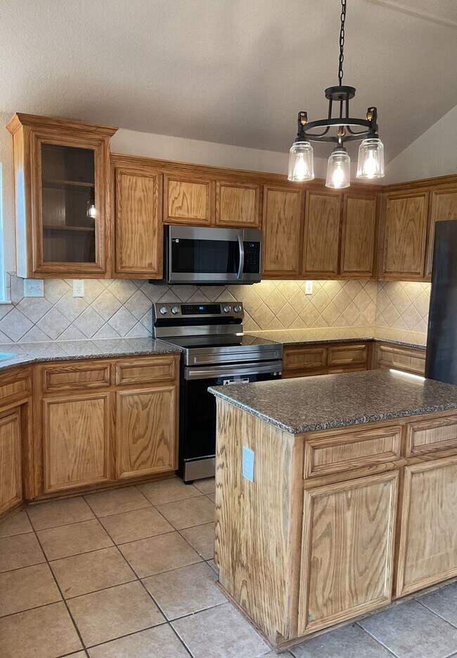 Foto del edificio - NEW IN MANAGEMENT - AVAILABLE NOW!