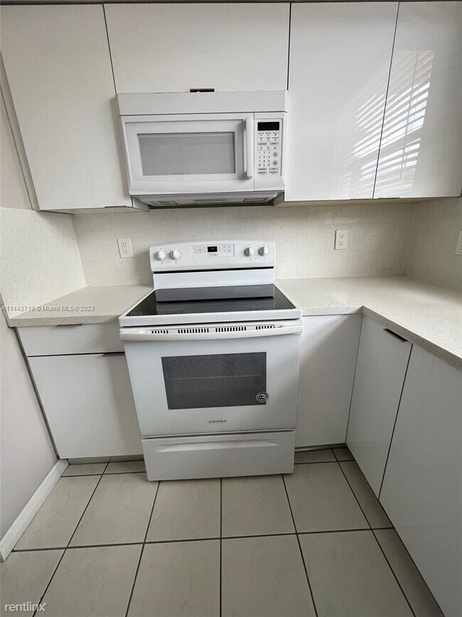 Building Photo - 3 br, 2.5 bath House - 8635 SW 152nd Ave A...