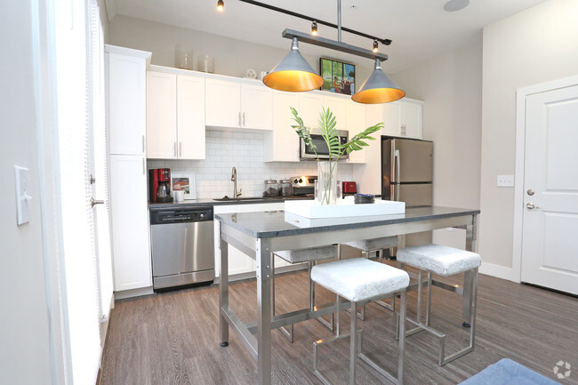 1BR, 1BA - 630 SF - Kitchen - Century Baxter Ave