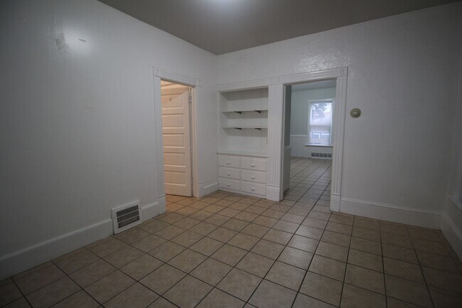 Building Photo - Charming 2-Bedroom Duplex for Rent! State ...