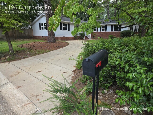 Foto del edificio - 4196 Cliffdale Rd
