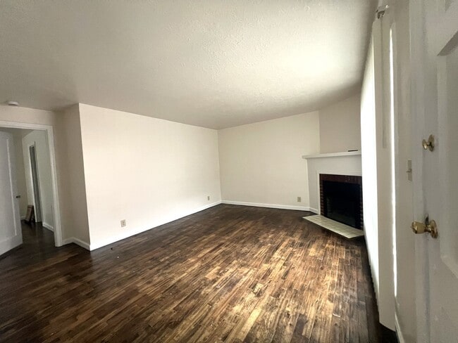 Building Photo - Rent Special: 1/2 Off March's Rent 1 bed 1 bath Duplex near Bush Park!