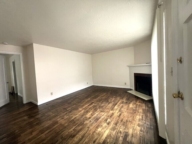 Foto del edificio - Rent Special: 1/2 Off May's Rent!! 1 bed 1 bath Duplex near Bush Park!