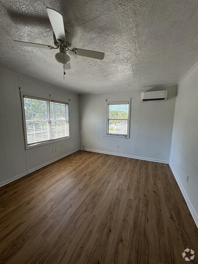 Building Photo - 212 Dogwood Dr N