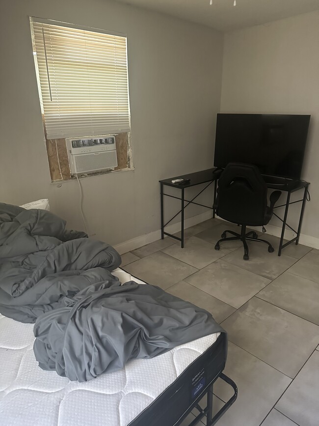 Foto del edificio - 1245 W 30th St