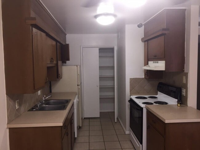 Building Photo - 1611 Riverside Dr