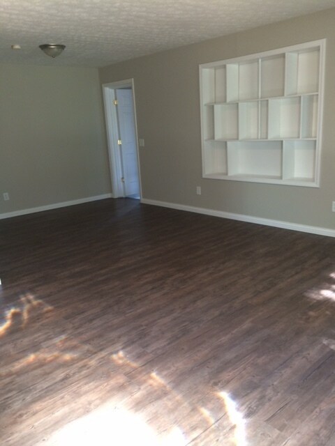 Building Photo - 3 bedroom 1 bath with bonus room and firep...