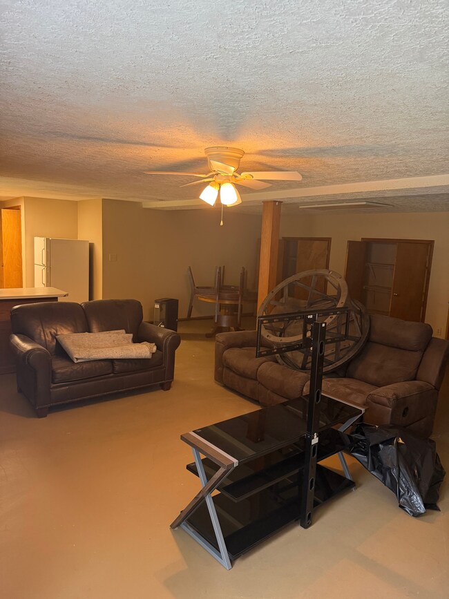 Foto del edificio - 421 Oak Grove Rd
