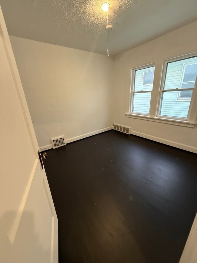 Foto del edificio - 10214 Nelson Ave