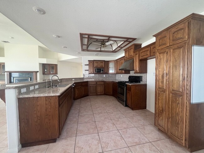 Building Photo - Lake front 3 bed 2 bth home in Helendale!