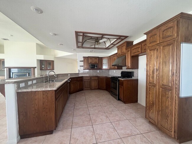 Foto del edificio - Lake front 3 bed 2 bth home in Helendale!