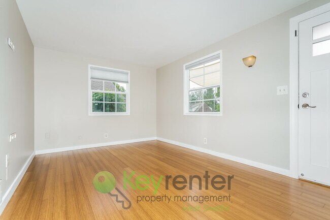Foto del edificio - Inviting 3bed Seattle Home with Garage, Yard, and Parking!