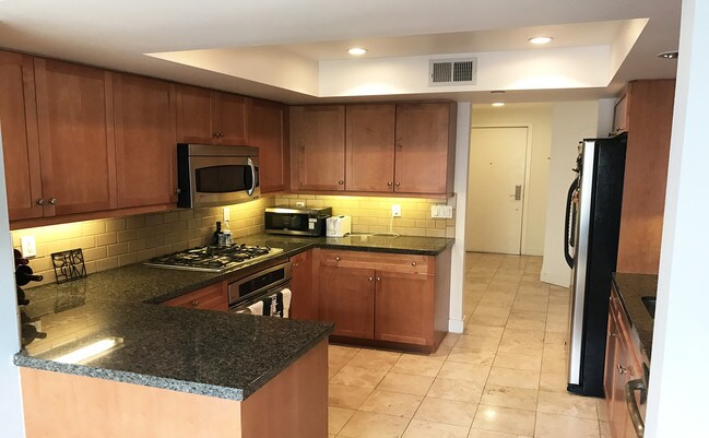 kitchen - 1951 N Beachwood Dr