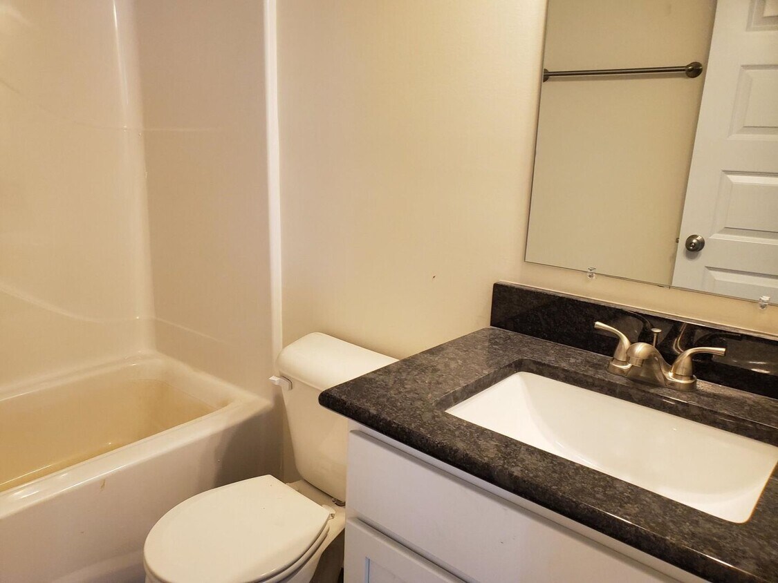 Foto principal - Blackstone-Convenient to Fort Picket and D...