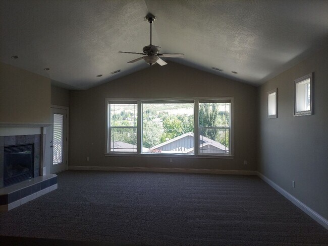 Building Photo - 3 Bed 3 Bath Home in East Medford